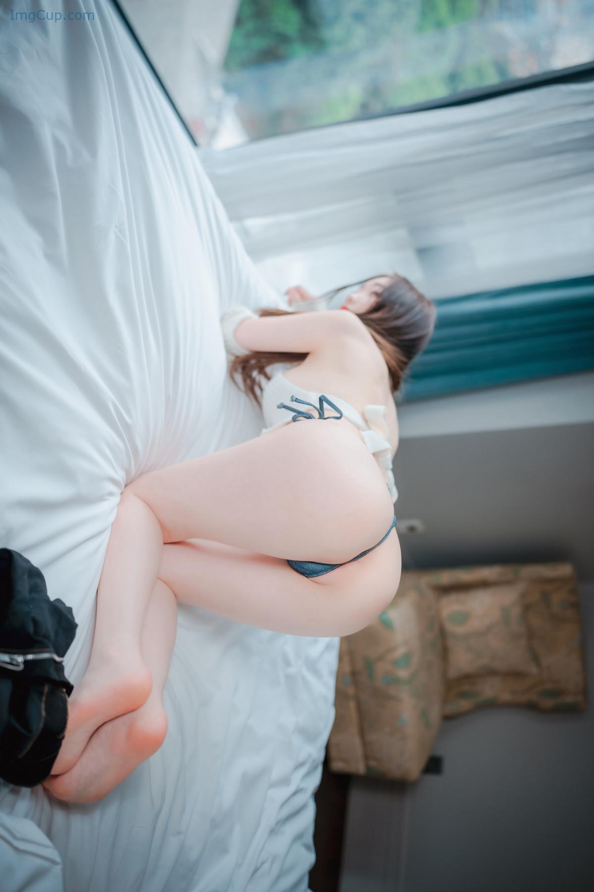 1720157631_53_Kim-Ji-Won-김지원-DJAWA-Knit-Denim-Set02.jpg 1720157631 53 Kim Ji Won 김지원 DJAWA Knit Denim Set02