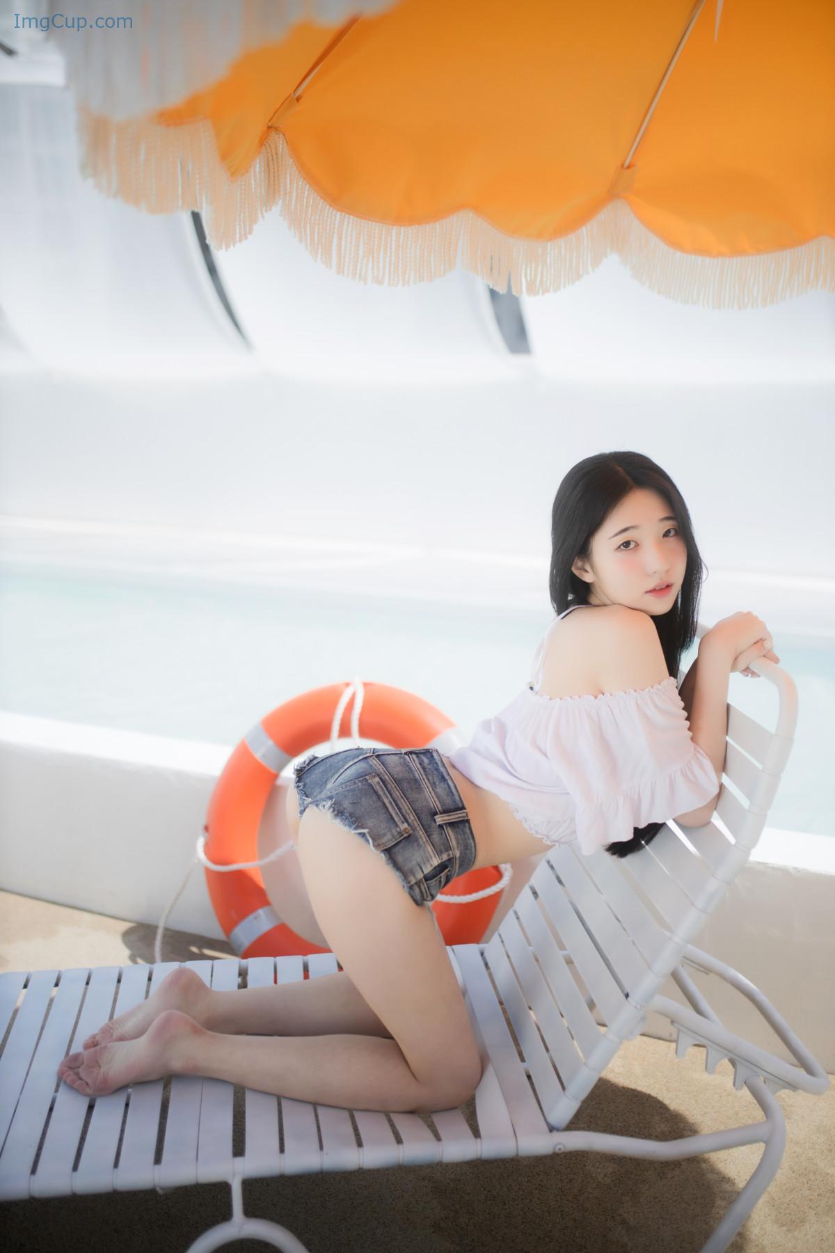 Yeon-Woo-연우-Mini-Photobook-Vacation.jpg Yeon Woo 연우 Mini Photobook Vacation