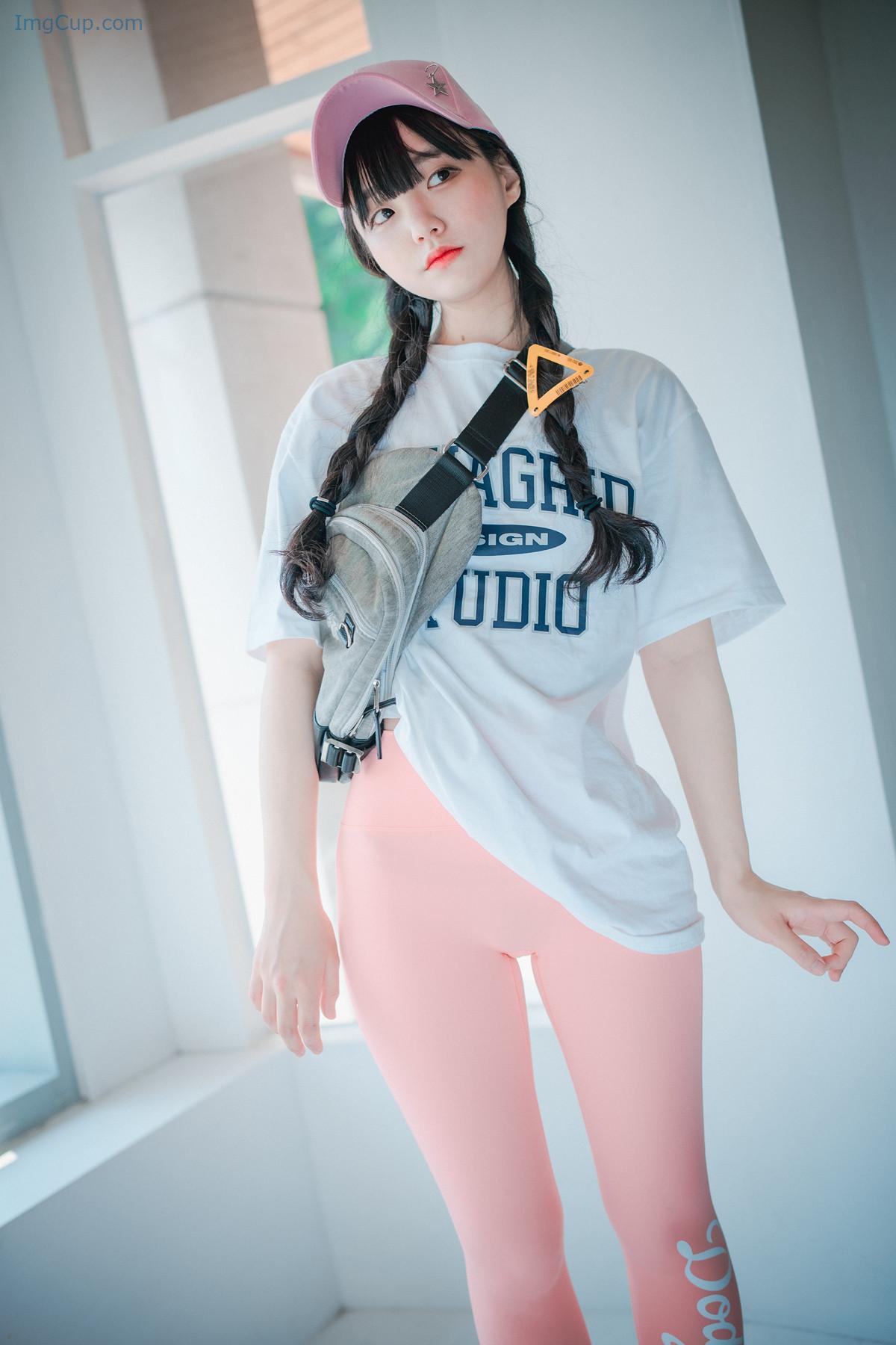 1724350902_320_Jeong-Jenny-정제니-DJAWA-‘Loose-and-Tight-Pink-Set03.jpg 1724350902 320 Jeong Jenny 정제니 DJAWA ‘Loose and Tight Pink Set03