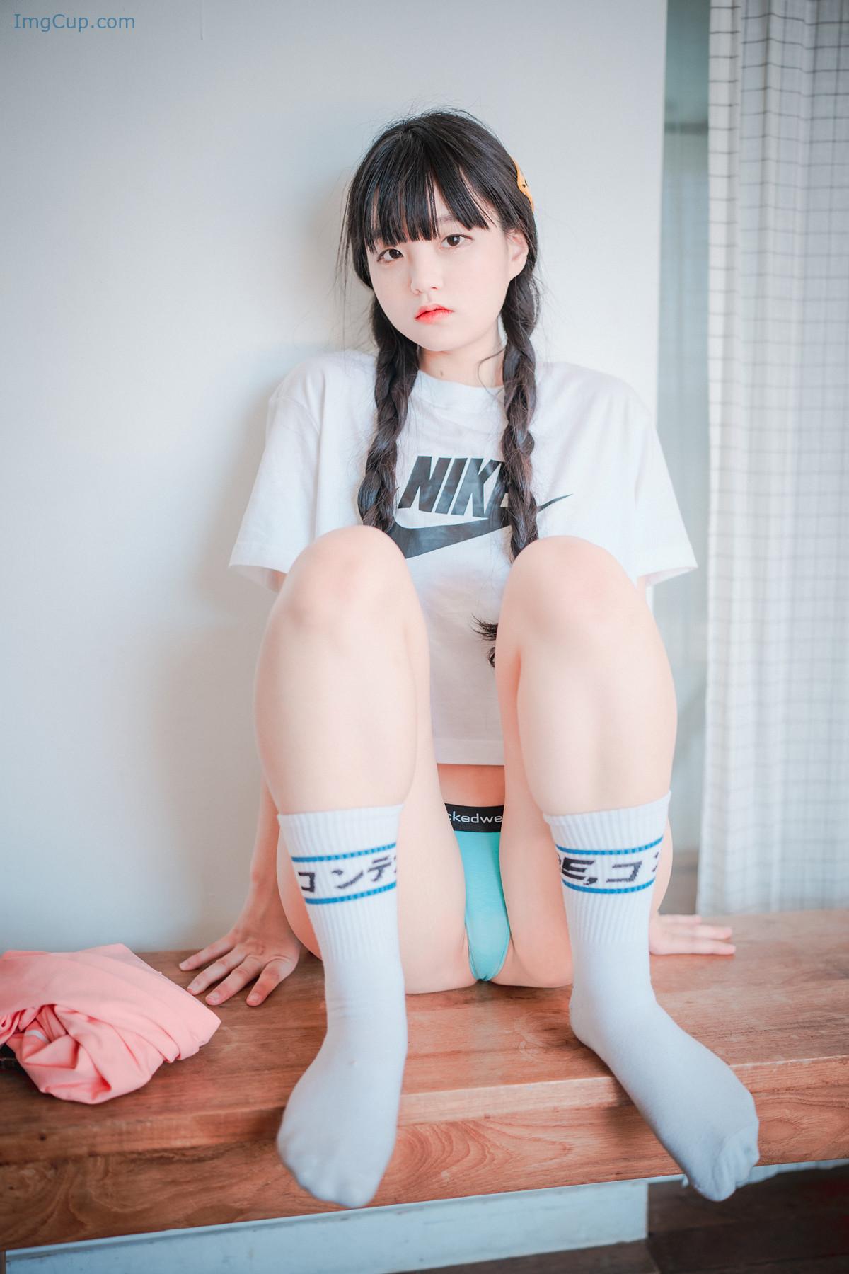 1724350905_513_Jeong-Jenny-정제니-DJAWA-‘Loose-and-Tight-Pink-Set03.jpg 1724350905 513 Jeong Jenny 정제니 DJAWA ‘Loose and Tight Pink Set03