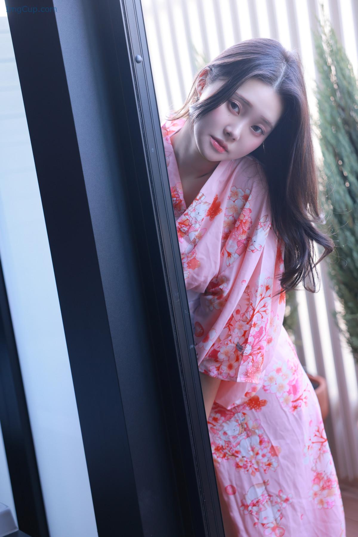 Inah-이나-SWEETBOX-Vol40-Photobook-Set01.jpg Inah 이나 SWEETBOX Vol40 Photobook Set01