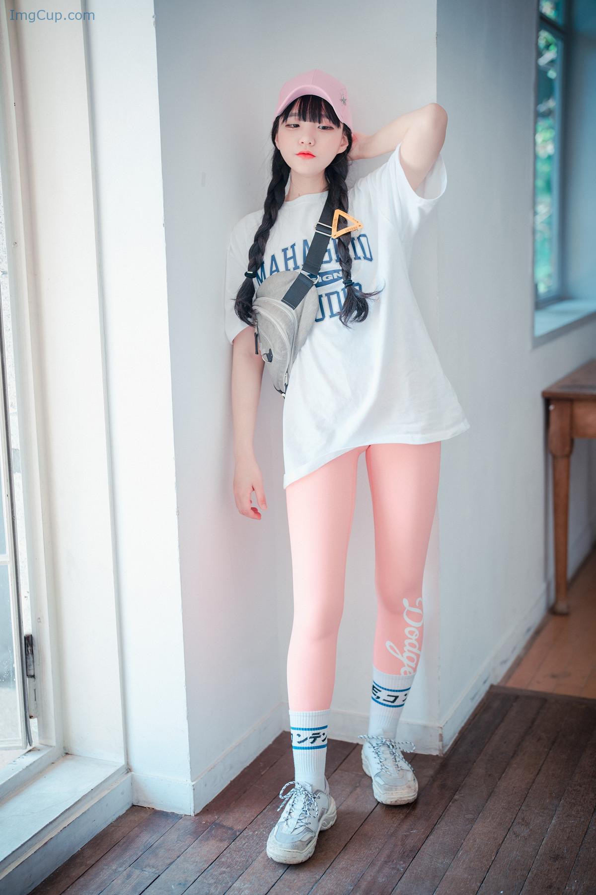 Jeong-Jenny-정제니-DJAWA-‘Loose-and-Tight-Pink-Set03.jpg Jeong Jenny 정제니 DJAWA ‘Loose and Tight Pink Set03