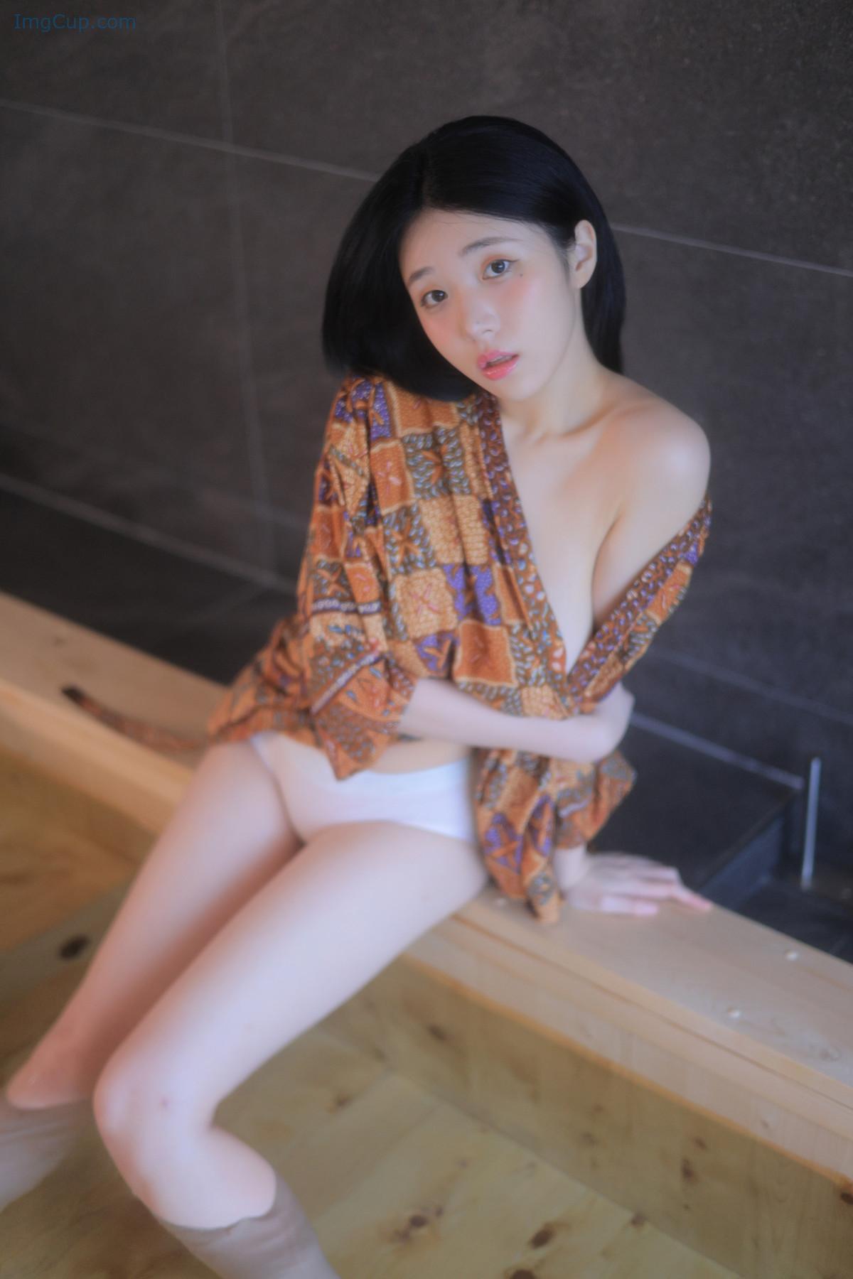 1725980489_338_Yeon-Woo-연우-Photobook-Suika-Set01.jpg 1725980489 338 Yeon Woo 연우 Photobook Suika Set01