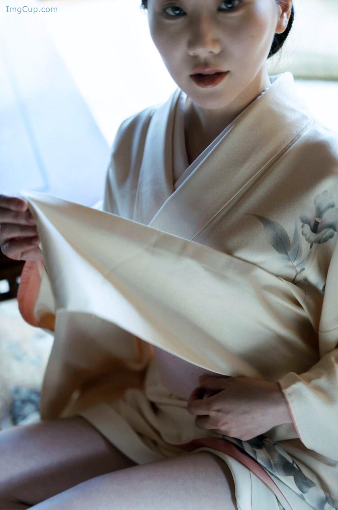 1726401298_977_謎の美女17-ファースト写真集-『ひとひらの舞』-Set02.jpg 1726401298 977 謎の美女17 ファースト写真集 『ひとひらの舞』 Set02