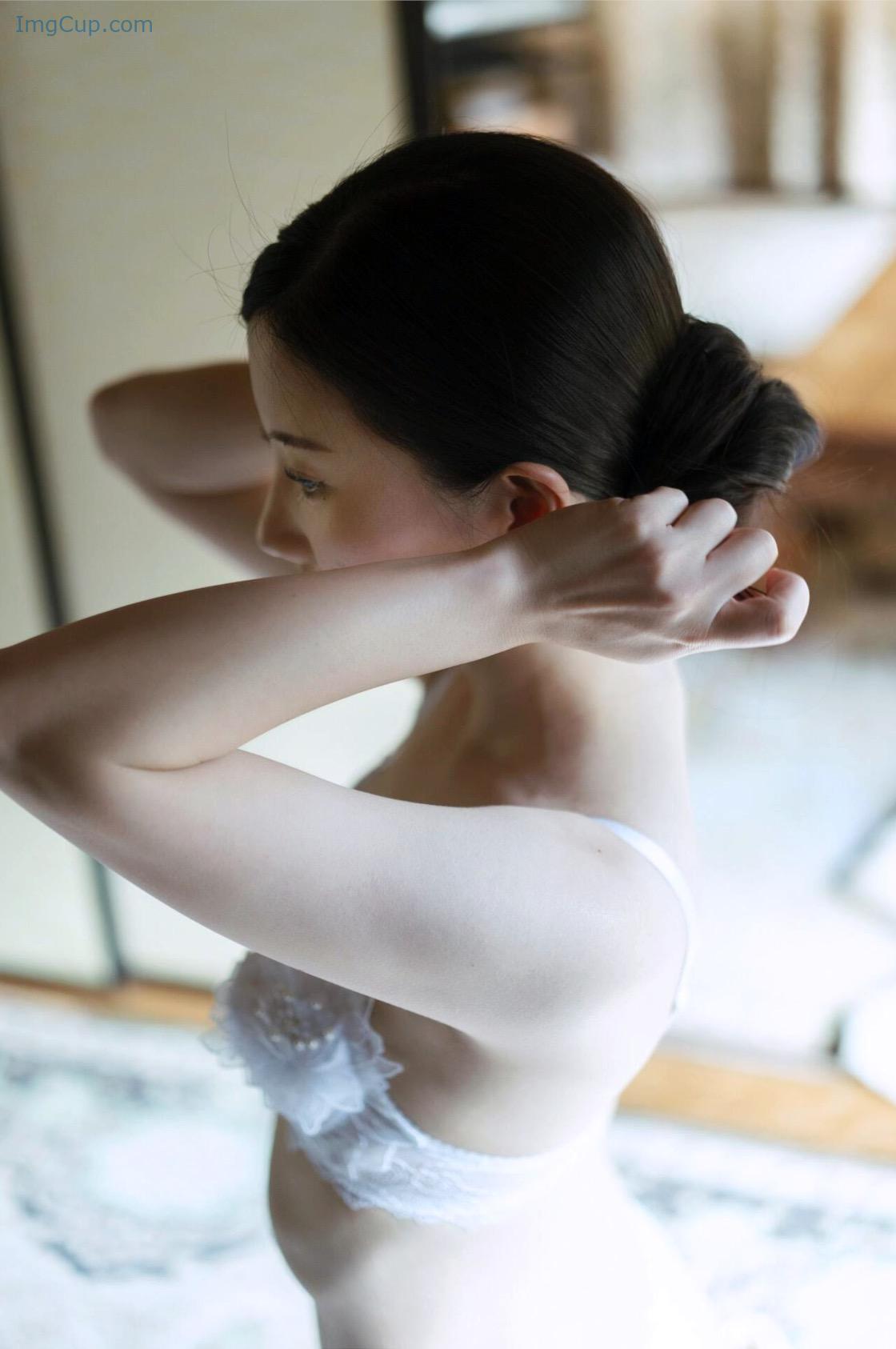 1726401304_797_謎の美女17-ファースト写真集-『ひとひらの舞』-Set02.jpg 1726401304 797 謎の美女17 ファースト写真集 『ひとひらの舞』 Set02