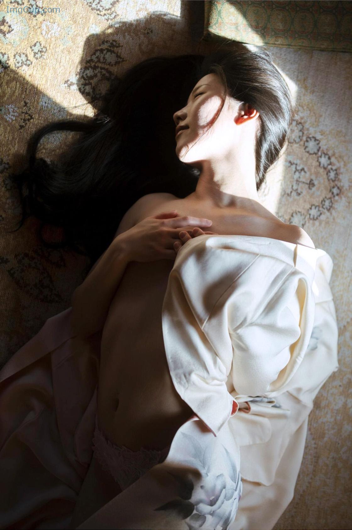 1726401324_407_謎の美女17-ファースト写真集-『ひとひらの舞』-Set02.jpg 1726401324 407 謎の美女17 ファースト写真集 『ひとひらの舞』 Set02