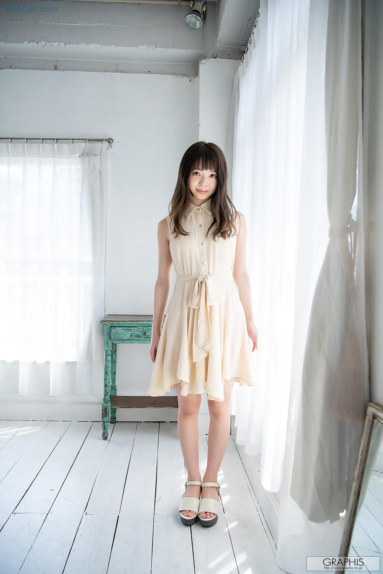 Izuna-Maki-槙いずな-Graphis-First-Gravure-初脫ぎ娘-Vol01.jpg Izuna Maki 槙いずな Graphis First Gravure 初脫ぎ娘 Vol01