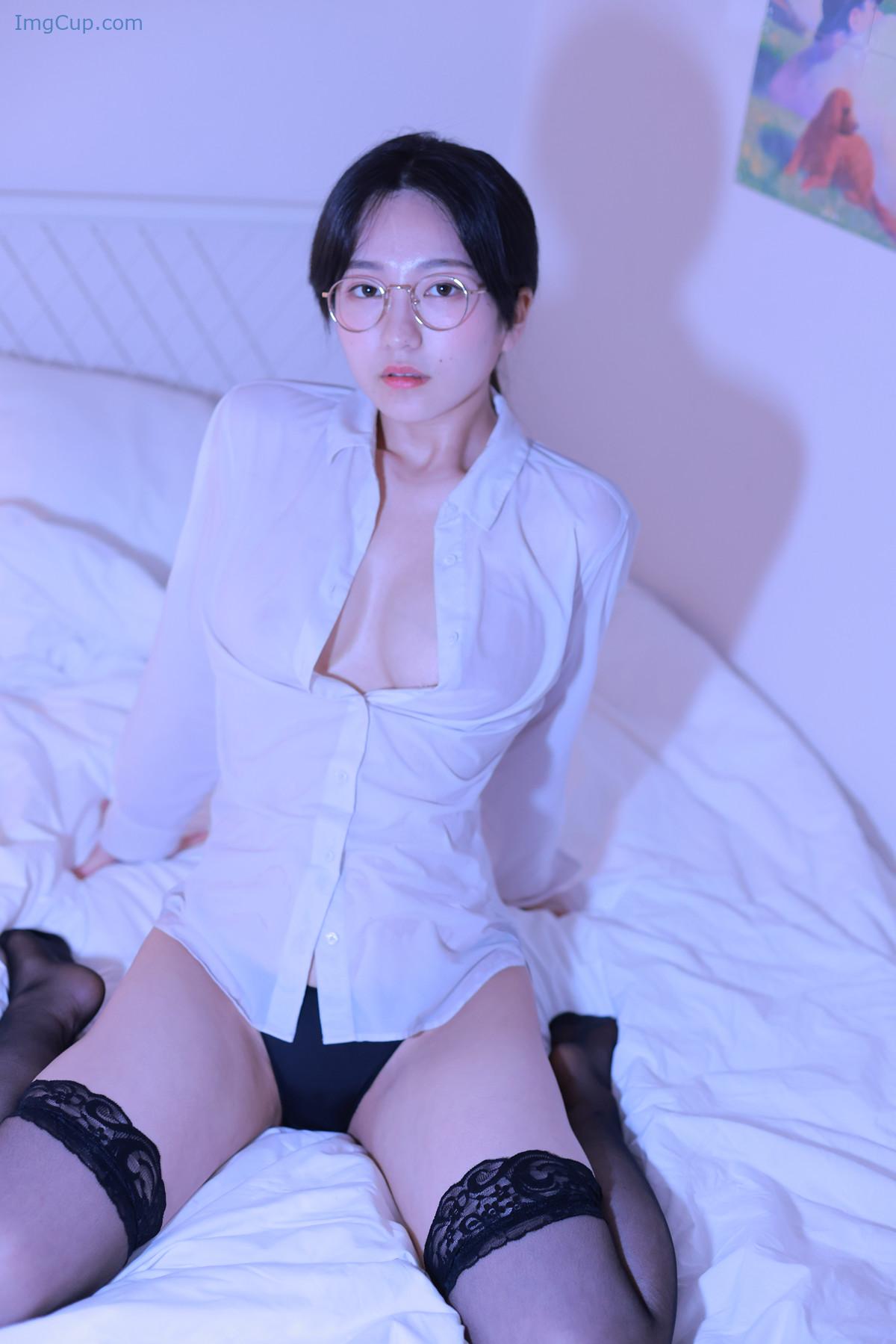 1729852910_556_Sehee-세희-Photobook-‘-Glasses-Shirt-Set02.jpg 1729852910 556 Sehee 세희 Photobook ‘ Glasses Shirt Set02