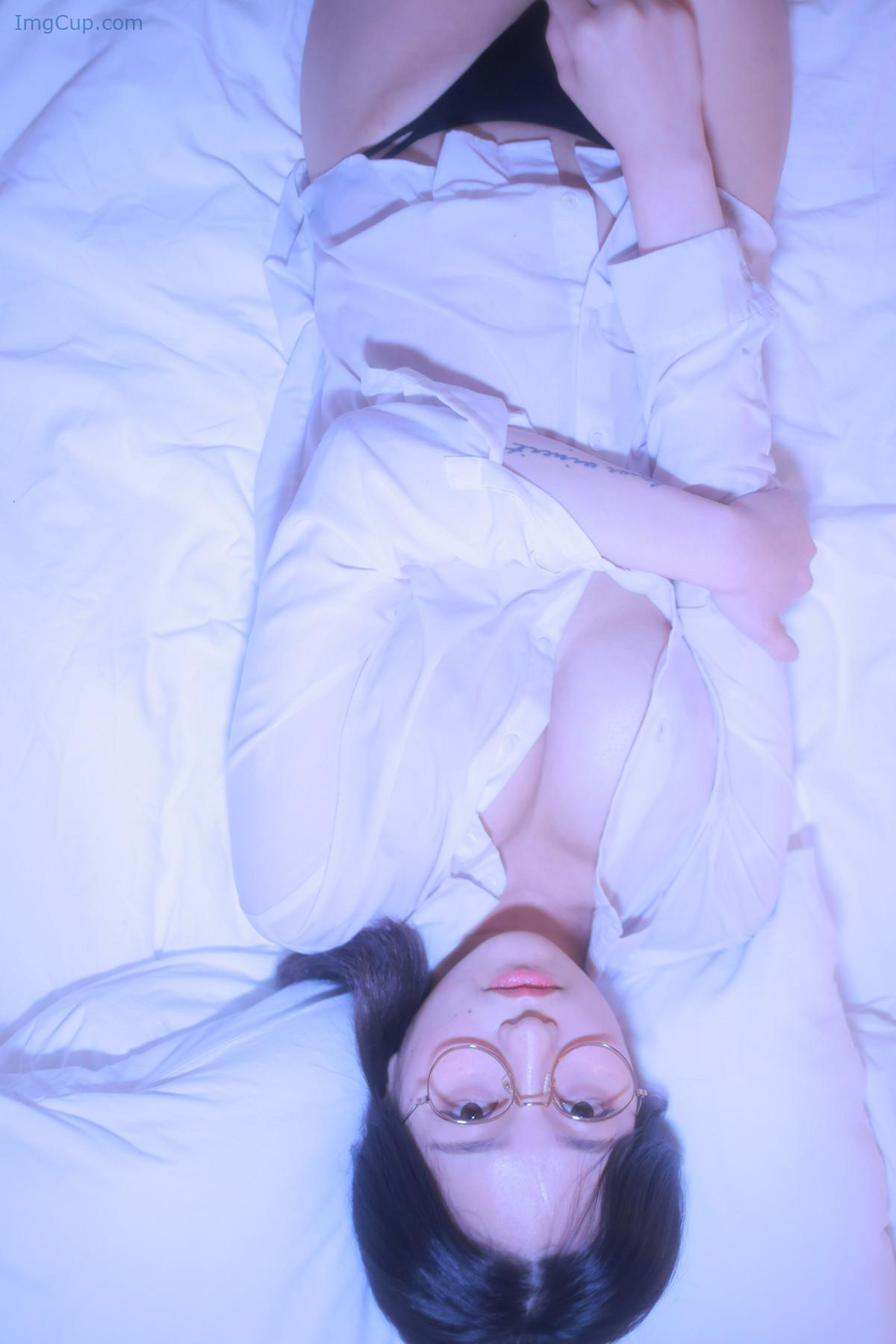 1729852911_895_Sehee-세희-Photobook-‘-Glasses-Shirt-Set02.jpg 1729852911 895 Sehee 세희 Photobook ‘ Glasses Shirt Set02