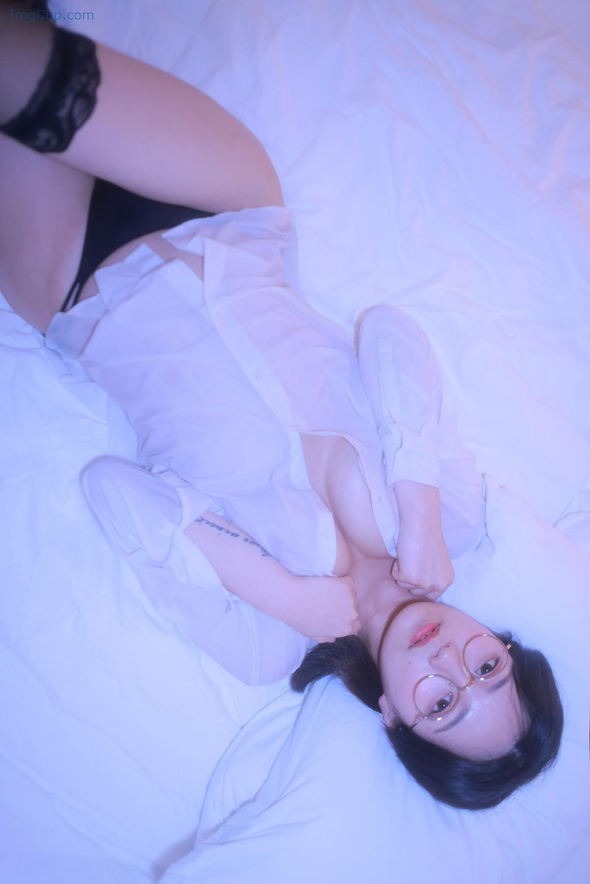 1729852912_241_Sehee-세희-Photobook-‘-Glasses-Shirt-Set02.jpg 1729852912 241 Sehee 세희 Photobook ‘ Glasses Shirt Set02