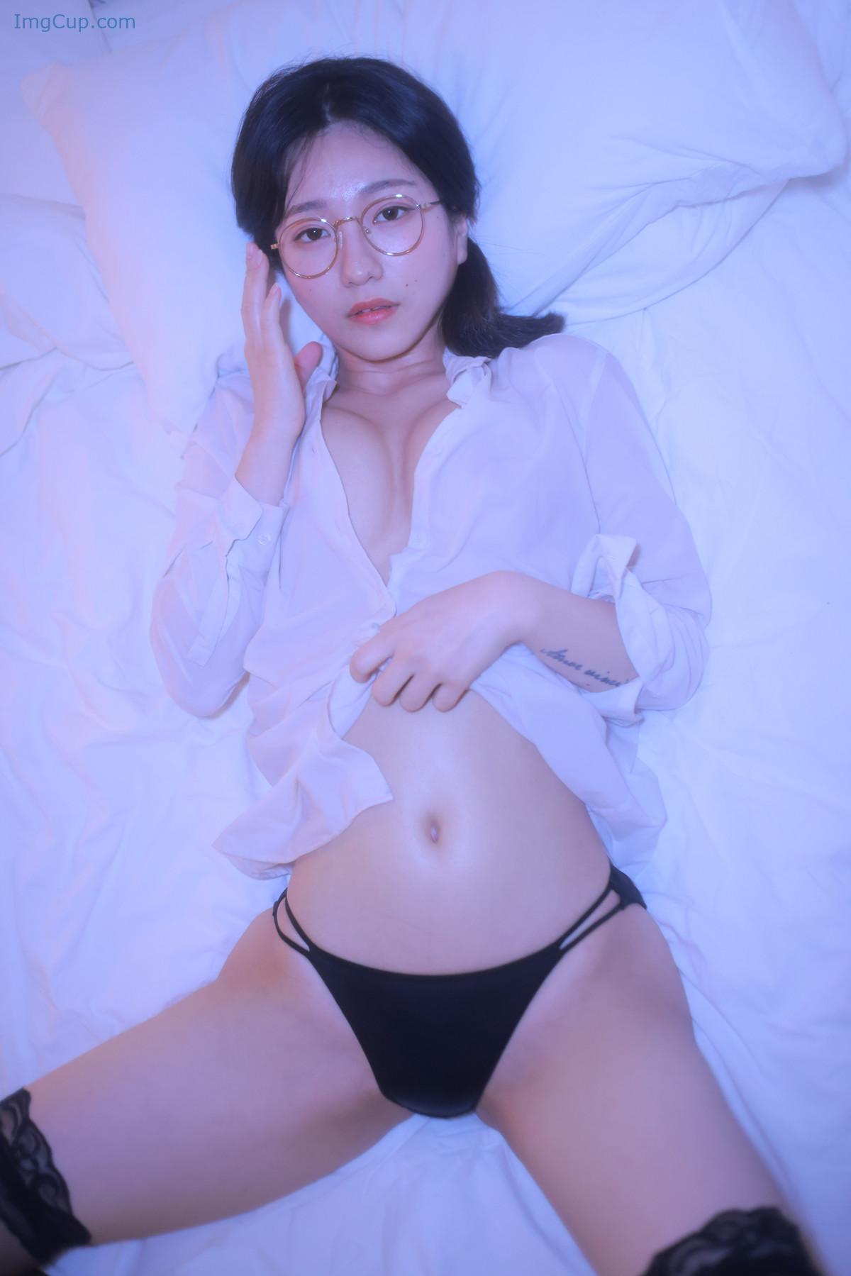 1729852913_912_Sehee-세희-Photobook-‘-Glasses-Shirt-Set02.jpg 1729852913 912 Sehee 세희 Photobook ‘ Glasses Shirt Set02