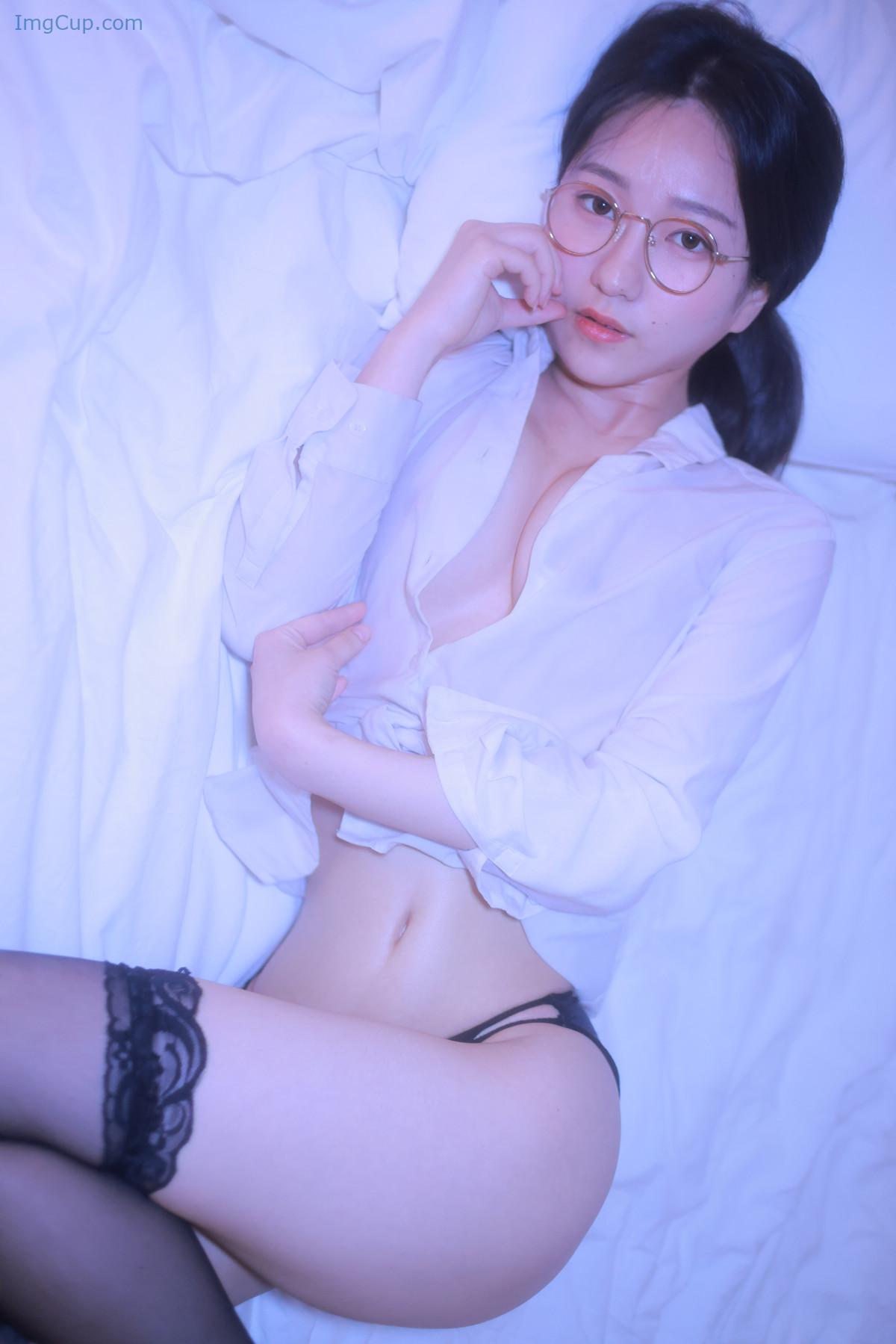 1729852915_708_Sehee-세희-Photobook-‘-Glasses-Shirt-Set02.jpg 1729852915 708 Sehee 세희 Photobook ‘ Glasses Shirt Set02