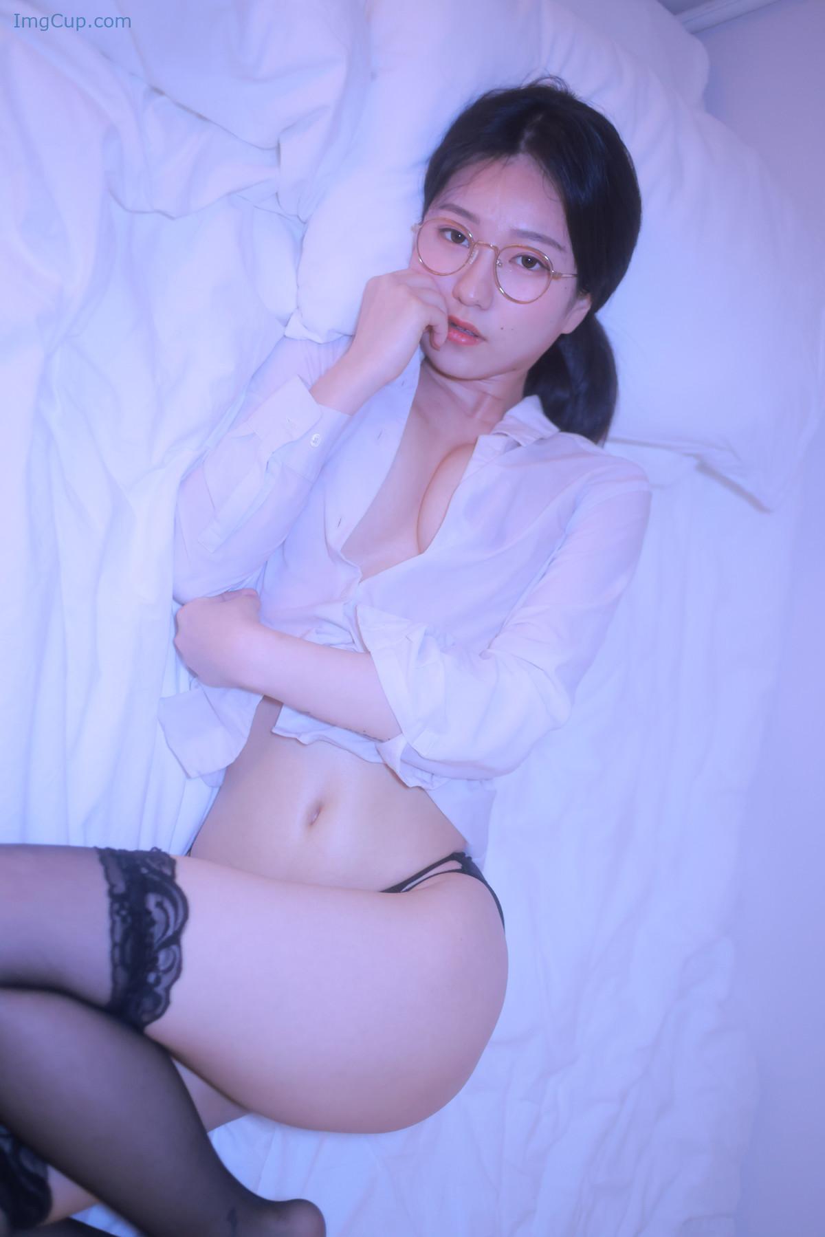 1729852916_448_Sehee-세희-Photobook-‘-Glasses-Shirt-Set02.jpg 1729852916 448 Sehee 세희 Photobook ‘ Glasses Shirt Set02