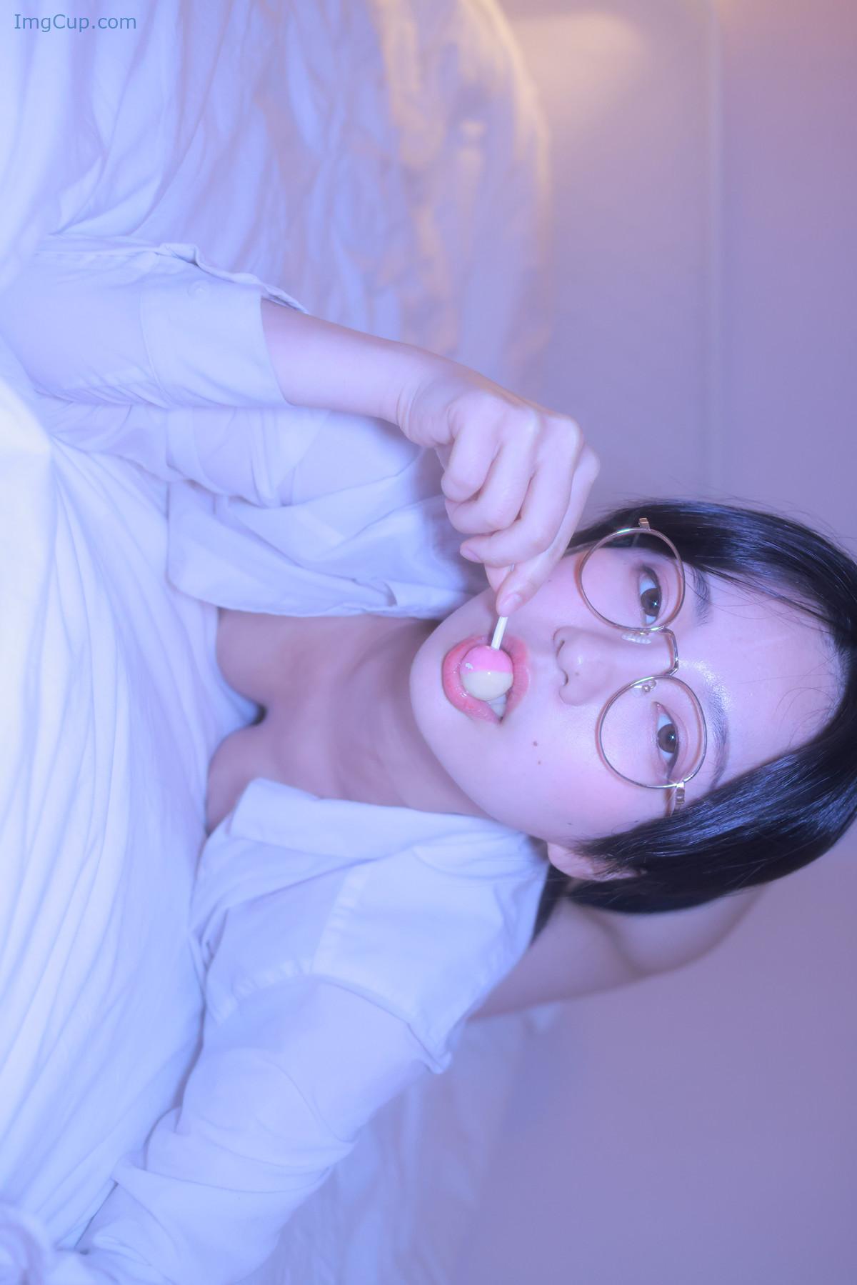 1729852931_863_Sehee-세희-Photobook-‘-Glasses-Shirt-Set02.jpg 1729852931 863 Sehee 세희 Photobook ‘ Glasses Shirt Set02