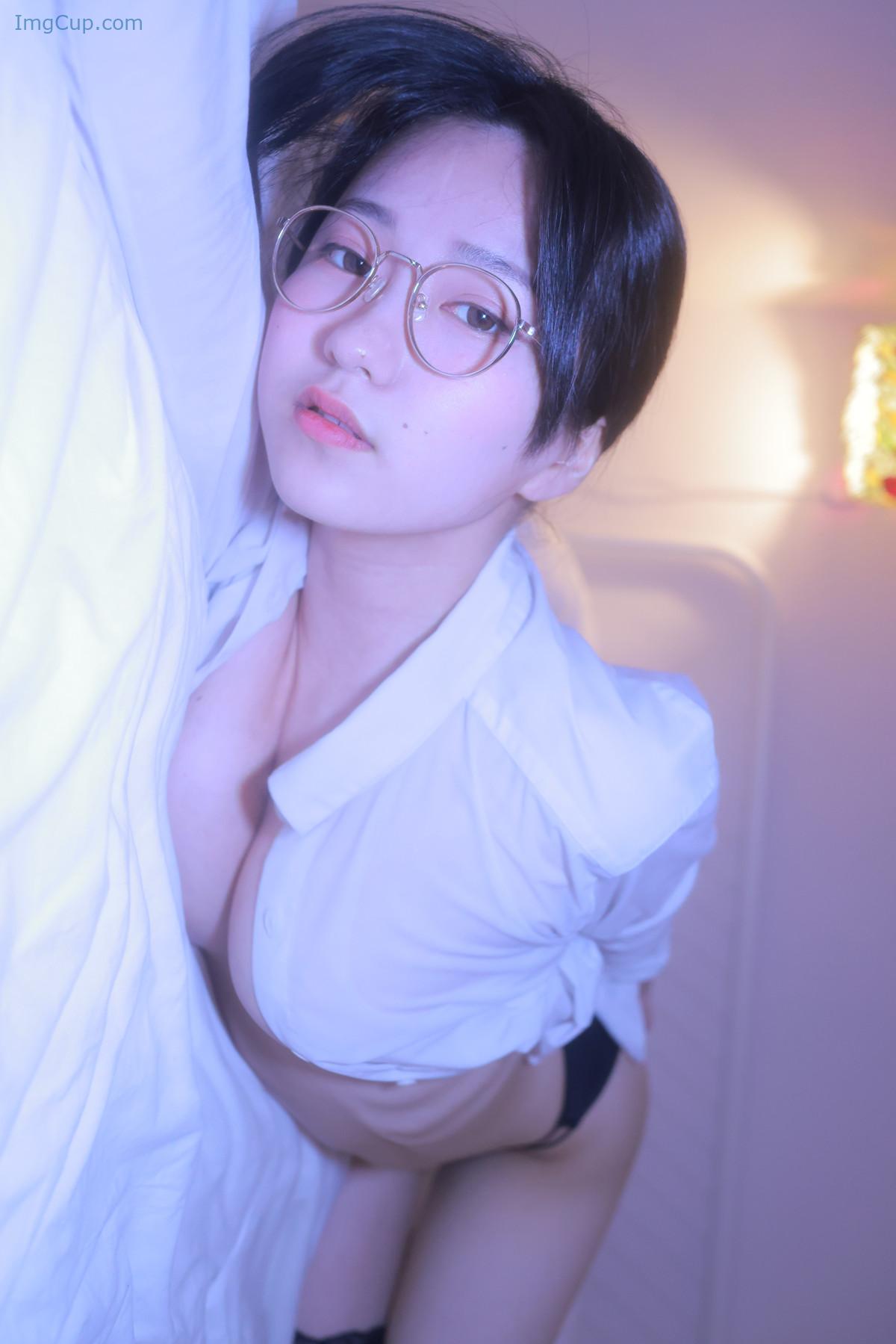 1729940262_215_Sehee-세희-Photobook-‘-Glasses-Shirt-Set03.jpg 1729940262 215 Sehee 세희 Photobook ‘ Glasses Shirt Set03