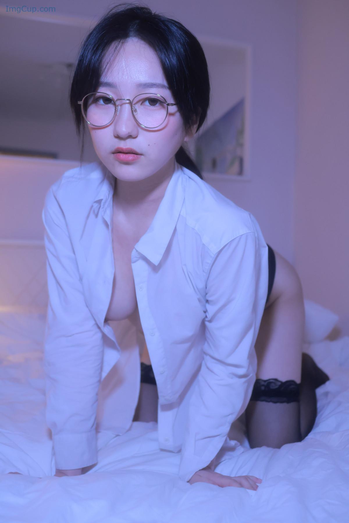1729940267_195_Sehee-세희-Photobook-‘-Glasses-Shirt-Set03.jpg 1729940267 195 Sehee 세희 Photobook ‘ Glasses Shirt Set03