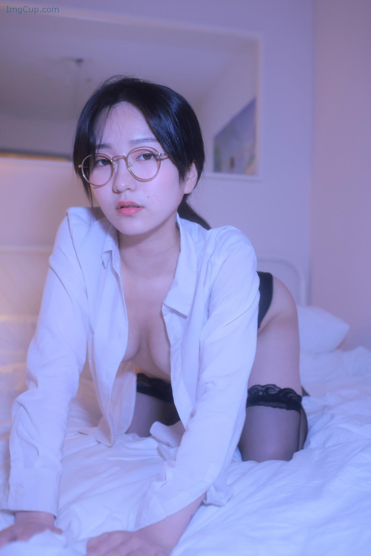 1729940268_272_Sehee-세희-Photobook-‘-Glasses-Shirt-Set03.jpg 1729940268 272 Sehee 세희 Photobook ‘ Glasses Shirt Set03