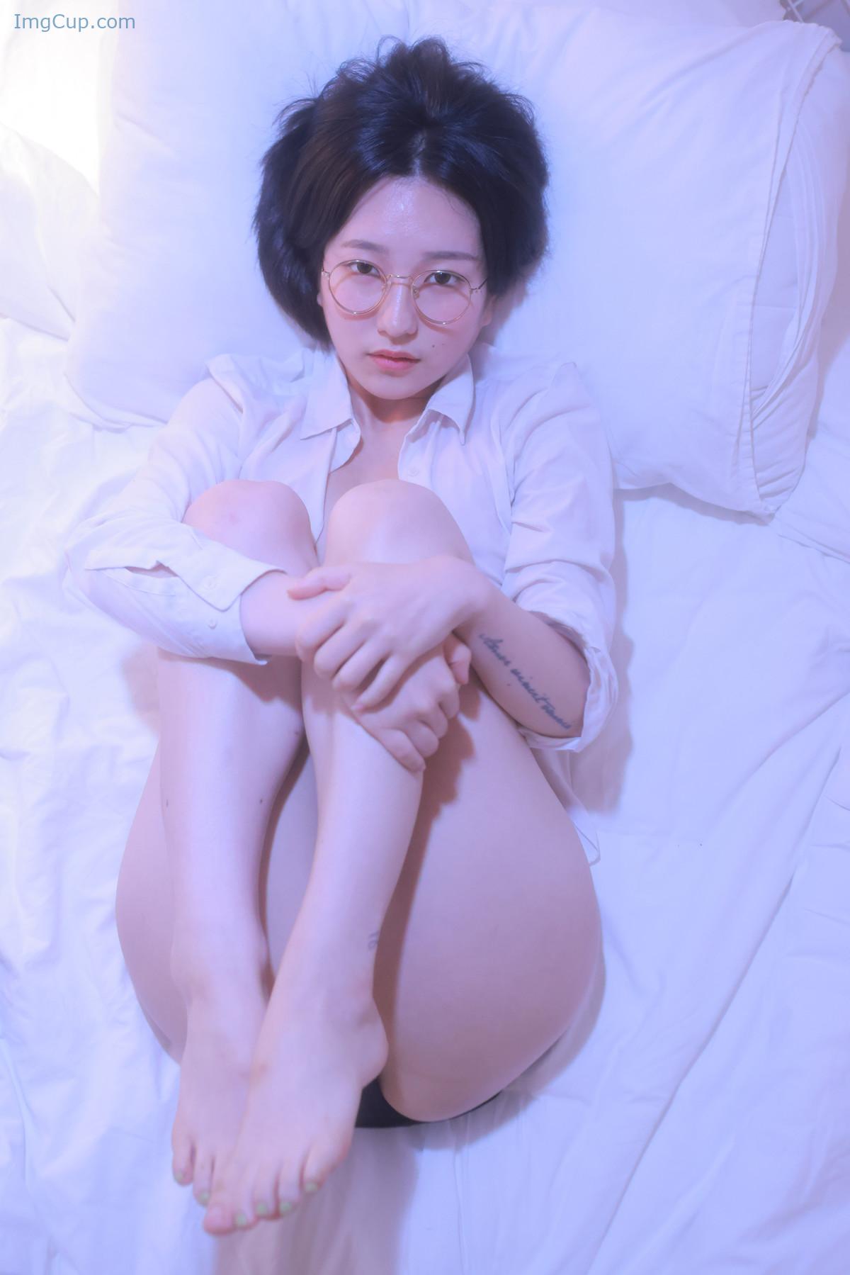 1729940278_957_Sehee-세희-Photobook-‘-Glasses-Shirt-Set03.jpg 1729940278 957 Sehee 세희 Photobook ‘ Glasses Shirt Set03