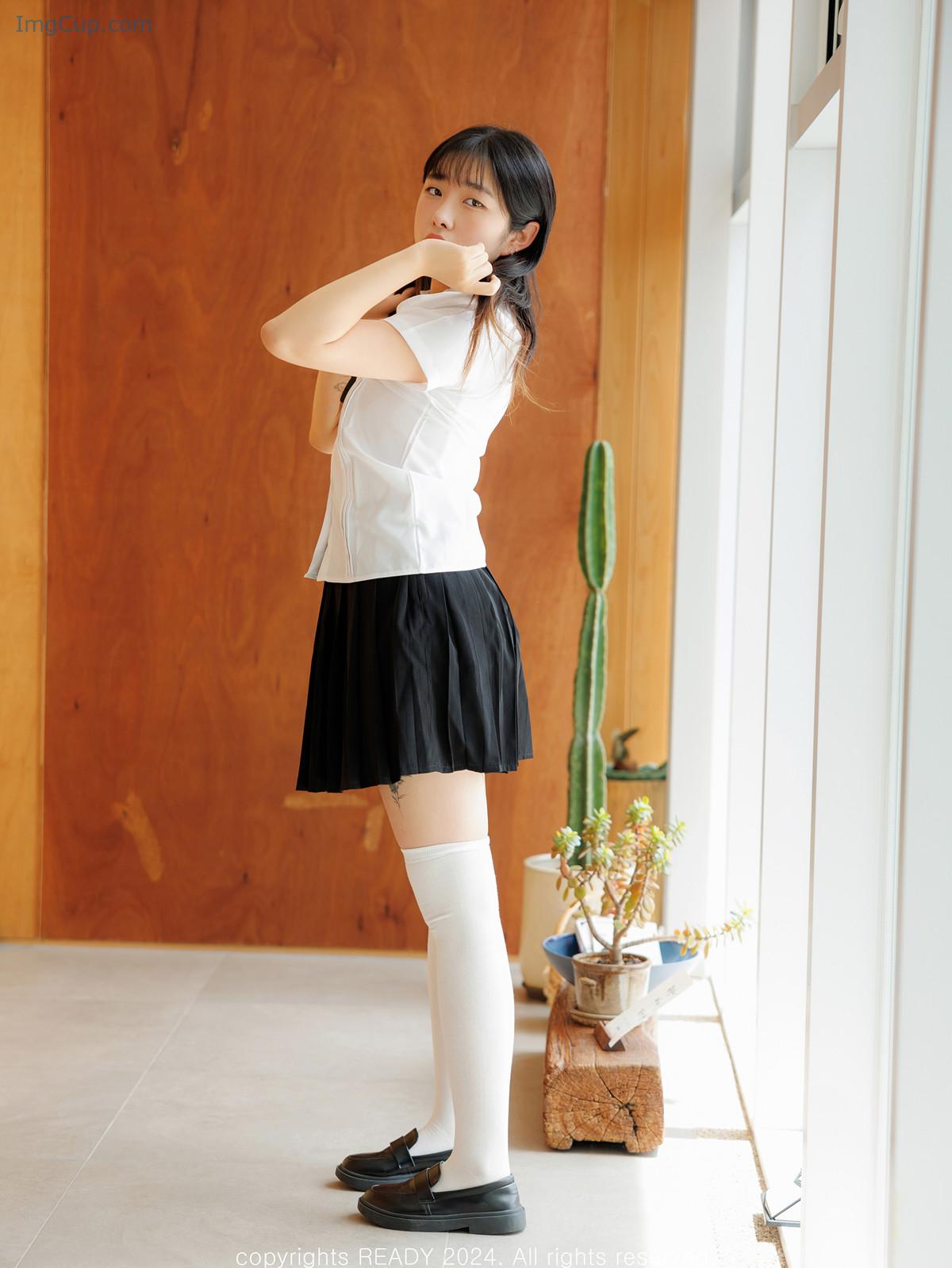 Sonson-손손-Ready-Photobook-Vol01-‘Sonson-Debut-Set02.jpg Sonson 손손 Ready Photobook Vol01 ‘Sonson Debut Set02