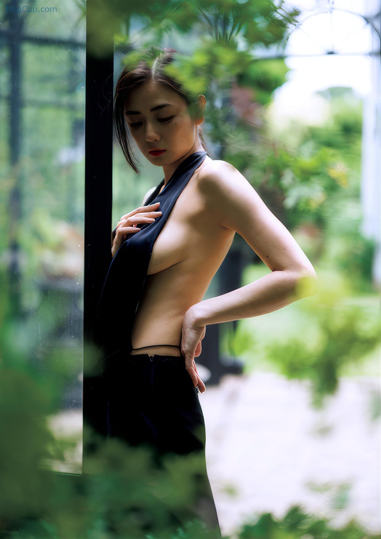 SECRETMOE1_4.jpg SECRETMOE1 4