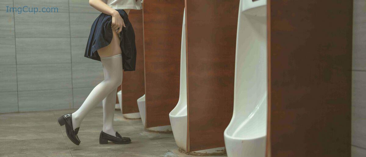 1762469134_445_Coser@六味帝皇酱-–-厕所JK-71P.jpg 1762469134 445 Coser@六味帝皇酱 – 厕所JK 71P