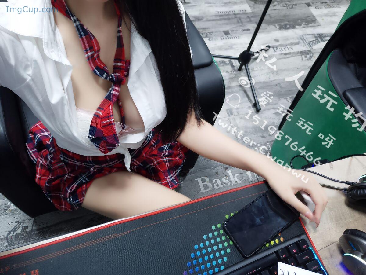 1766696458_713_Coser@私人玩物-–-网吧露出-48P-–-4V.jpg 1766696458 713 Coser@私人玩物 – 网吧露出 48P – 4V