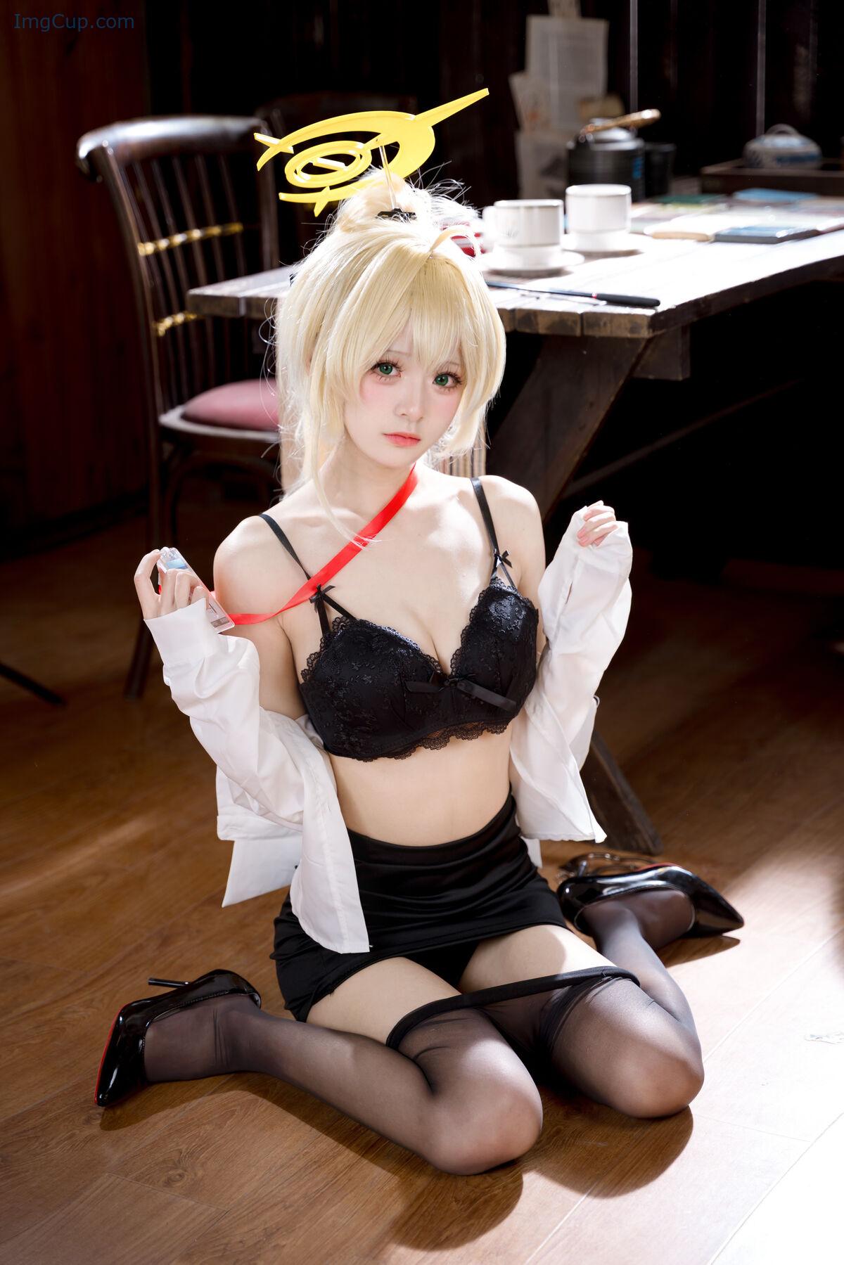 1766841074_939_Coser@九柒喵-–-笑面教授ol制服-53P.jpg 1766841074 939 Coser@九柒喵 – 笑面教授ol制服 53P