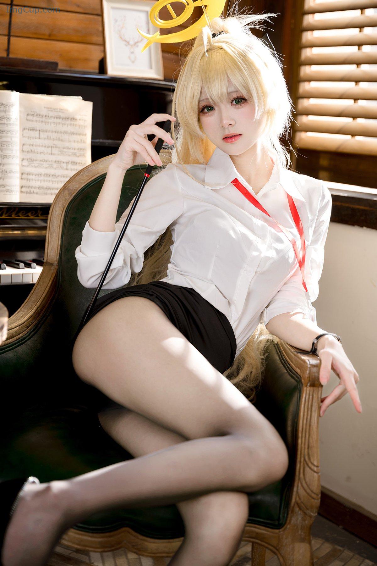 Coser@九柒喵-–-笑面教授ol制服-53P.jpg Coser@九柒喵 – 笑面教授ol制服 53P