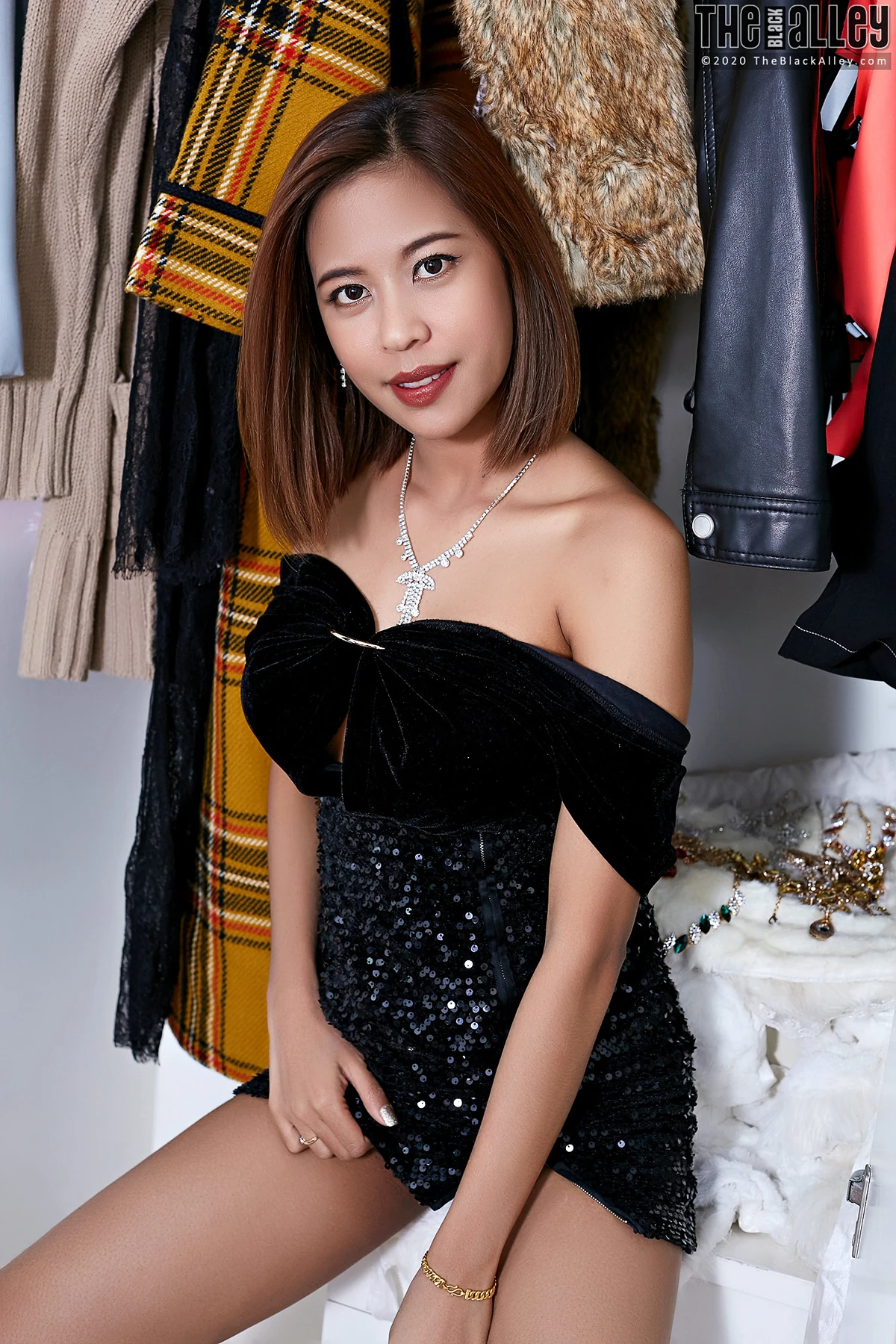 1770920229_750_Linda-–-The-Black-Alley-Photobook-Set39.jpg 1770920229 750 Linda – The Black Alley Photobook Set39