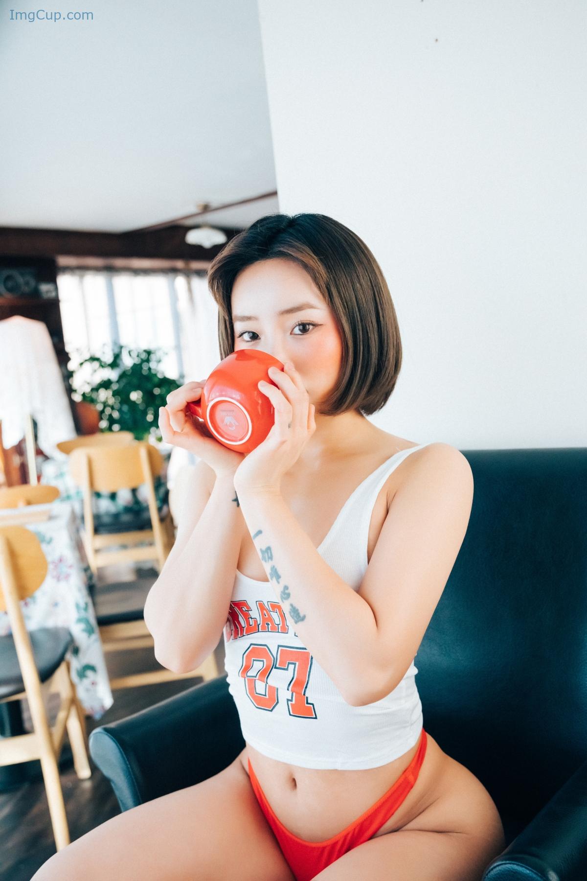 1776208454_142_Loozy-Booty-Queen-–-Vinyl-Aprons-SVer-A.jpg 1776208454 142 Loozy Booty Queen – Vinyl Aprons SVer A